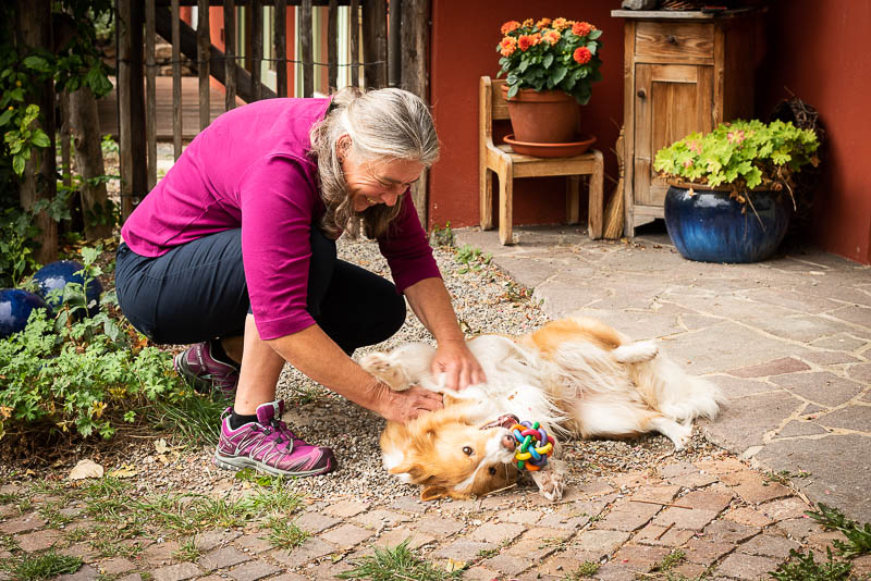 Ergotherapeutin Viola Walz mit Therapiehund Frida vor der Praxis für tiergestützte Ergotherapie Wachter und Team in Kempten im Allgäu